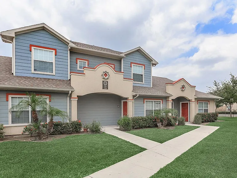 Retama Village II Apartments — Photo 4