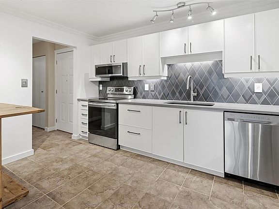 4th image of 40 Gorge Rd W #103