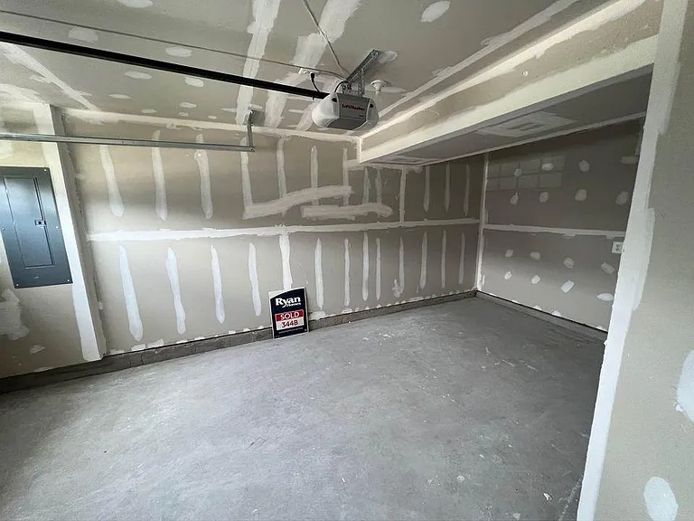115 Butterfield Ave — Photo 33