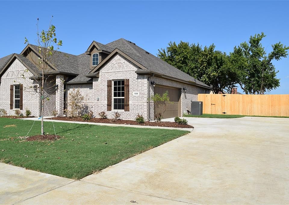 2nd image of 926 Michelle Dr