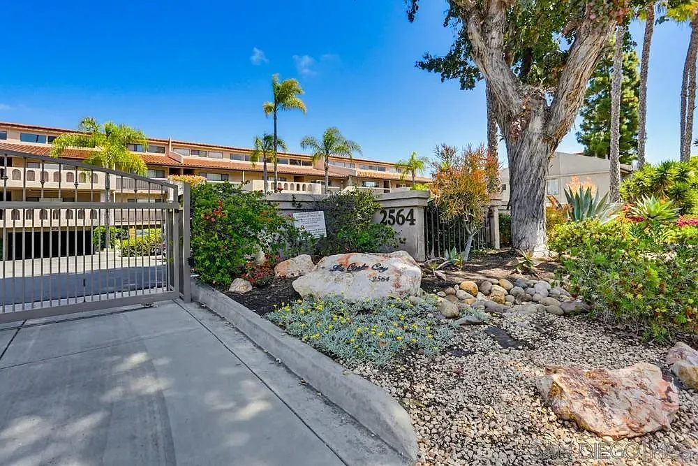 Entry - 2564 Navarra Dr #206