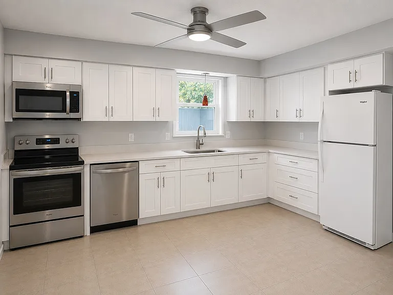 1812 47th Avenue Dr W — Photo 2