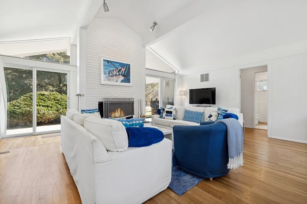 Renovated Amagansett Dunes-half Block to Ocean — Photo 3
