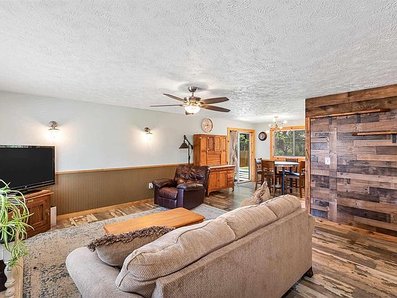 3rd image of 1035 E Evergreen Dr