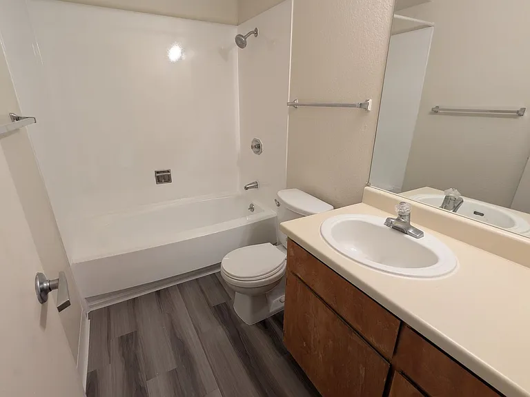 Eastlake Apartments — Photo 26