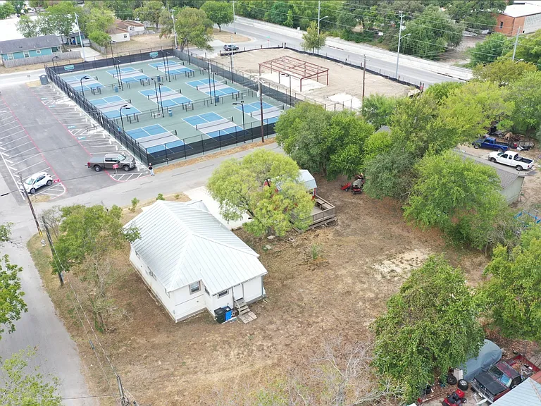 404 W Walnut St — Photo 19