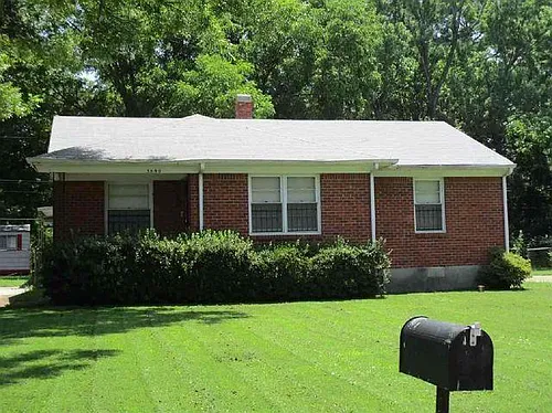 3540 Edgeware Rd W Photo 1
