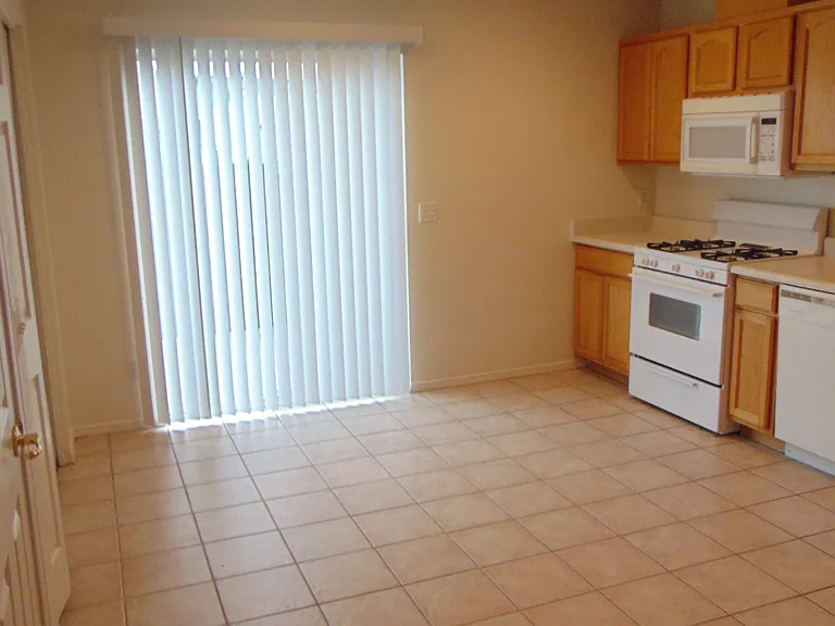 2809 N Superstition Ln #D — Photo 4