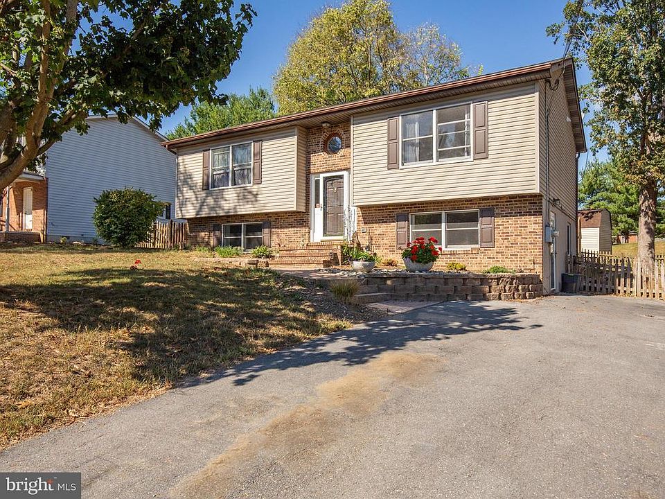 1st image of 105 Pebble Brook Ln