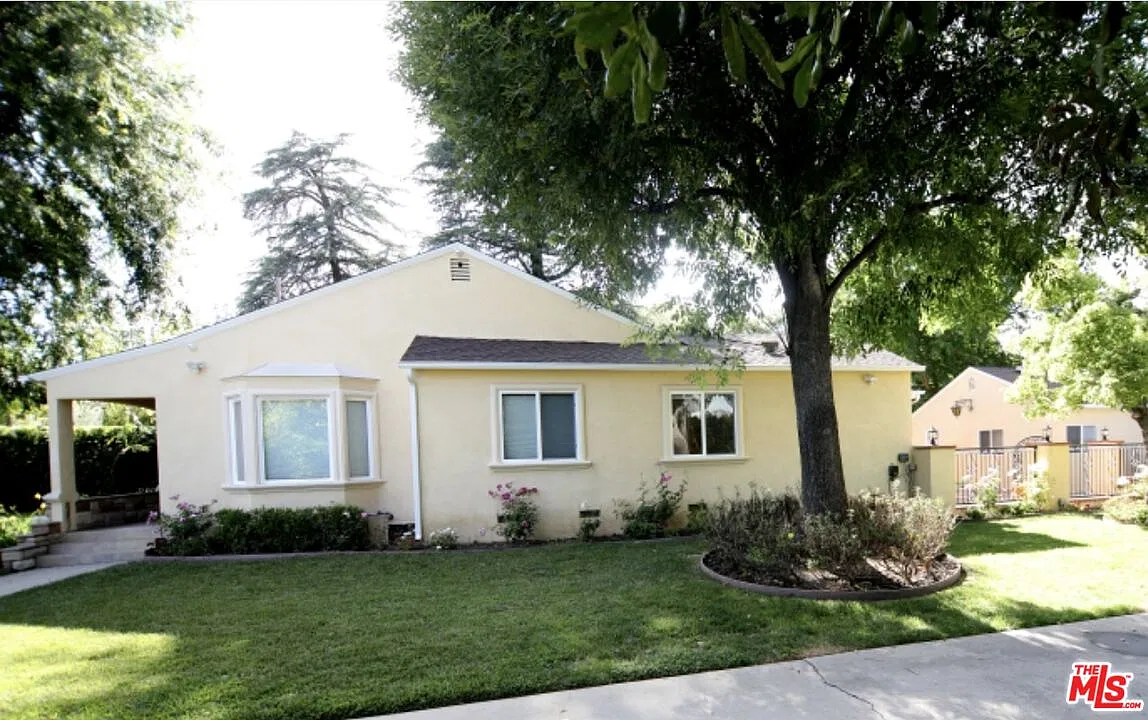 5 bed, 3.0 bath, 2342 sqft, $7,750 — Photo 2
