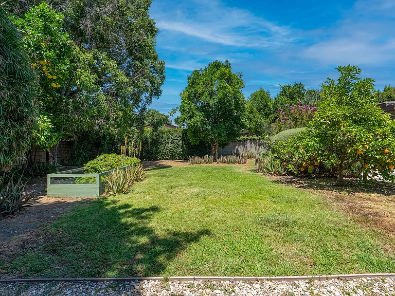 32 Huge private yard