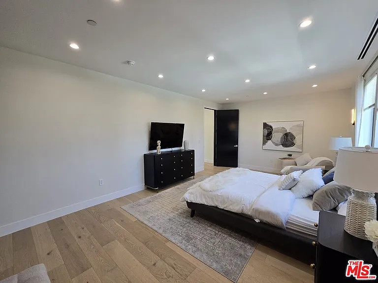 5012 Enfield Ave — Photo 31
