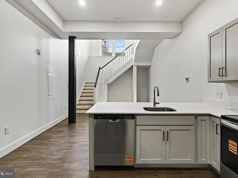 123 S Main St #6 — Photo 4