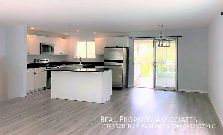 Newly updated 4 Bed+Bonus/4 bath home, conveniently located in Wedgwood/Lake City — Photo 2
