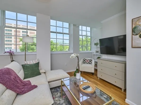 106 13th St APT 327, Charlestown, MA 02129