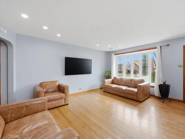 2352 S 2nd Ave, Riverside, IL 60546