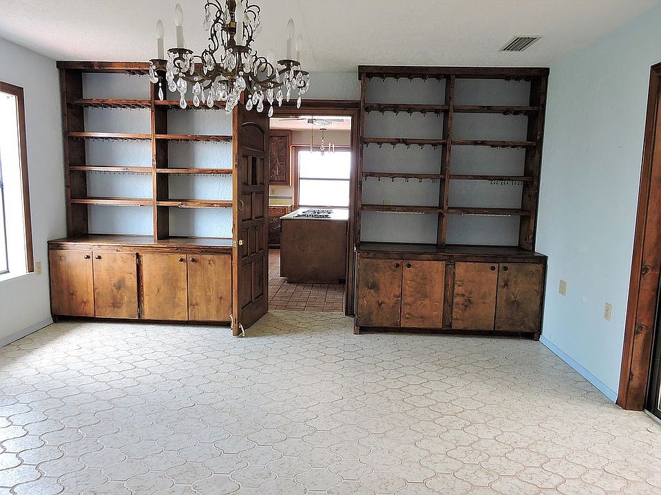 Dining rm. built in cabinets