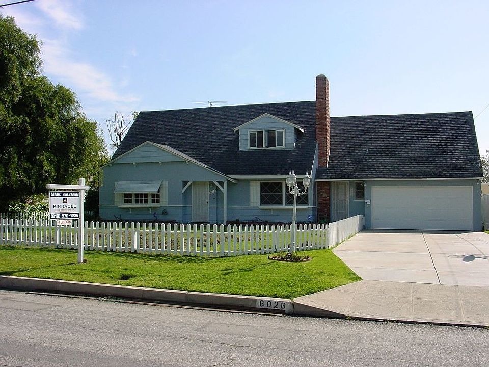 Beautiful Curb Appeal w/White Picket Fence