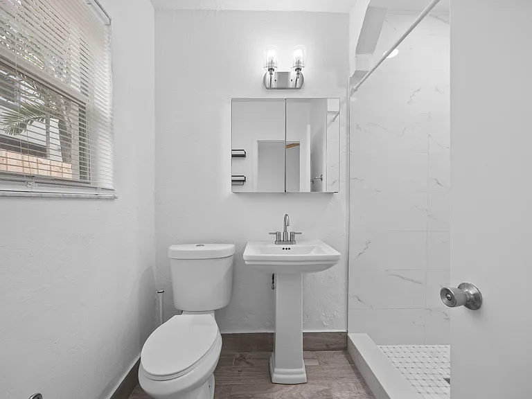 412 SE 16th St #3 — Photo 10