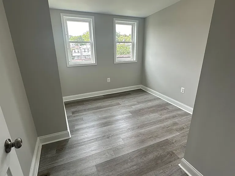 114 S Loudon Ave — Photo 13