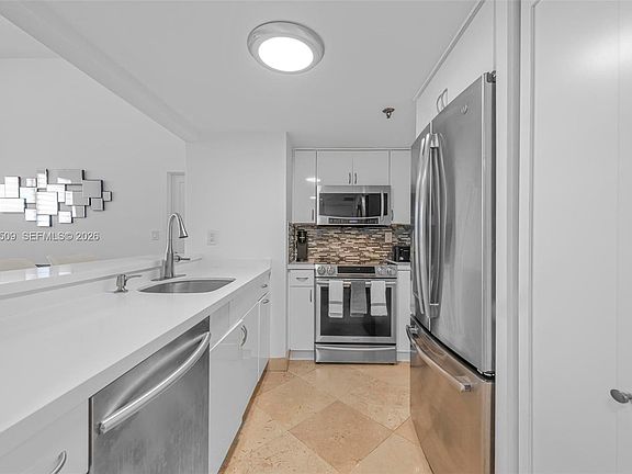4th image of 540 Brickell Key Dr #777