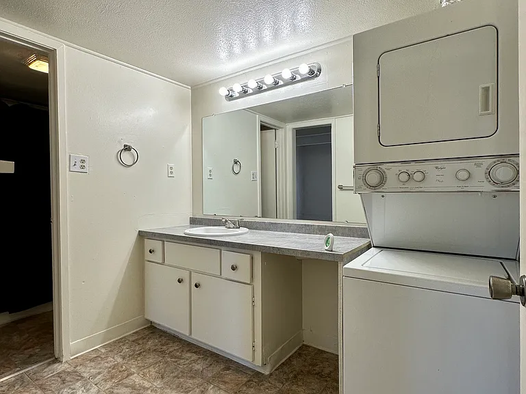 Bathroom : Laundry