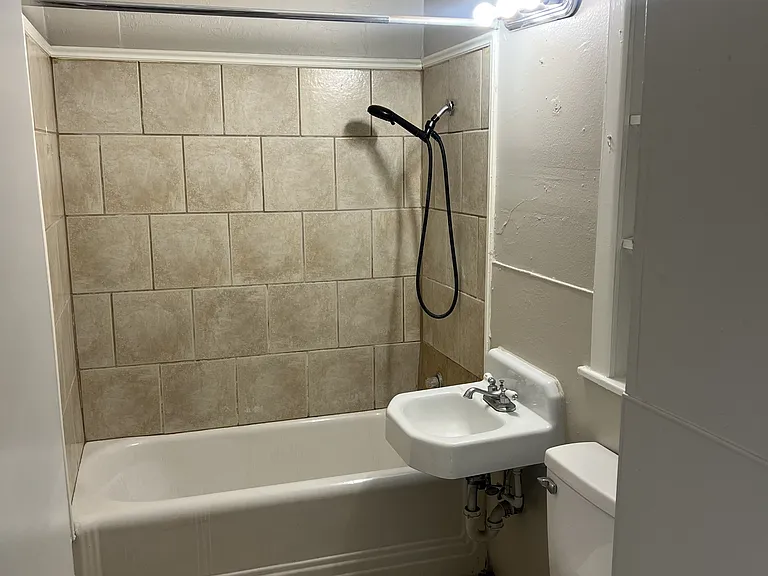 2402 Proctor Ave — Photo 8
