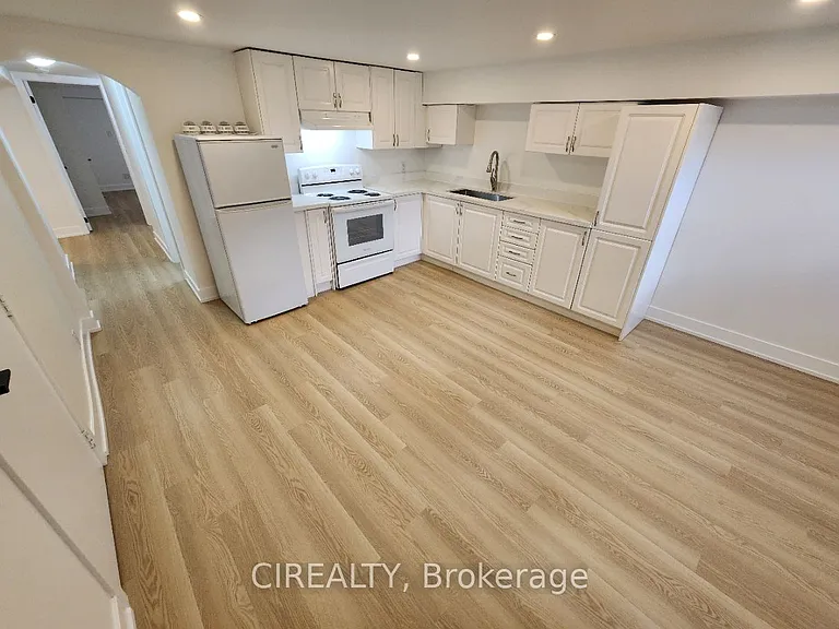 31 Bailey Cres #LOWER — Photo 1
