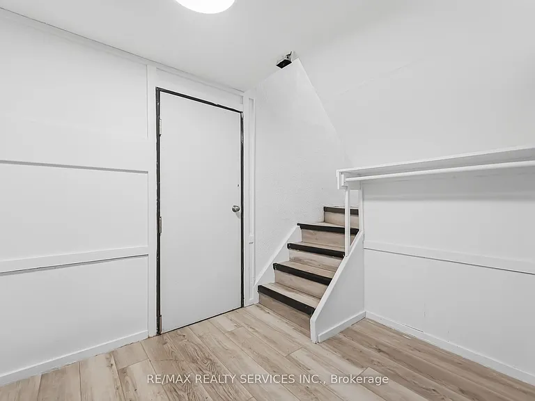 6 Bonnyview Dr #LOWER — Photo 5