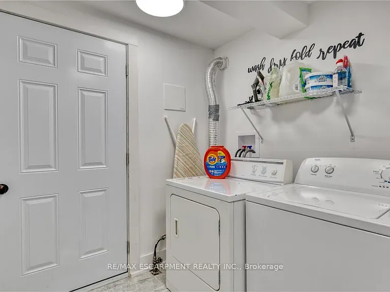 239 Cloverdale Ave E #LOWER — Photo 24