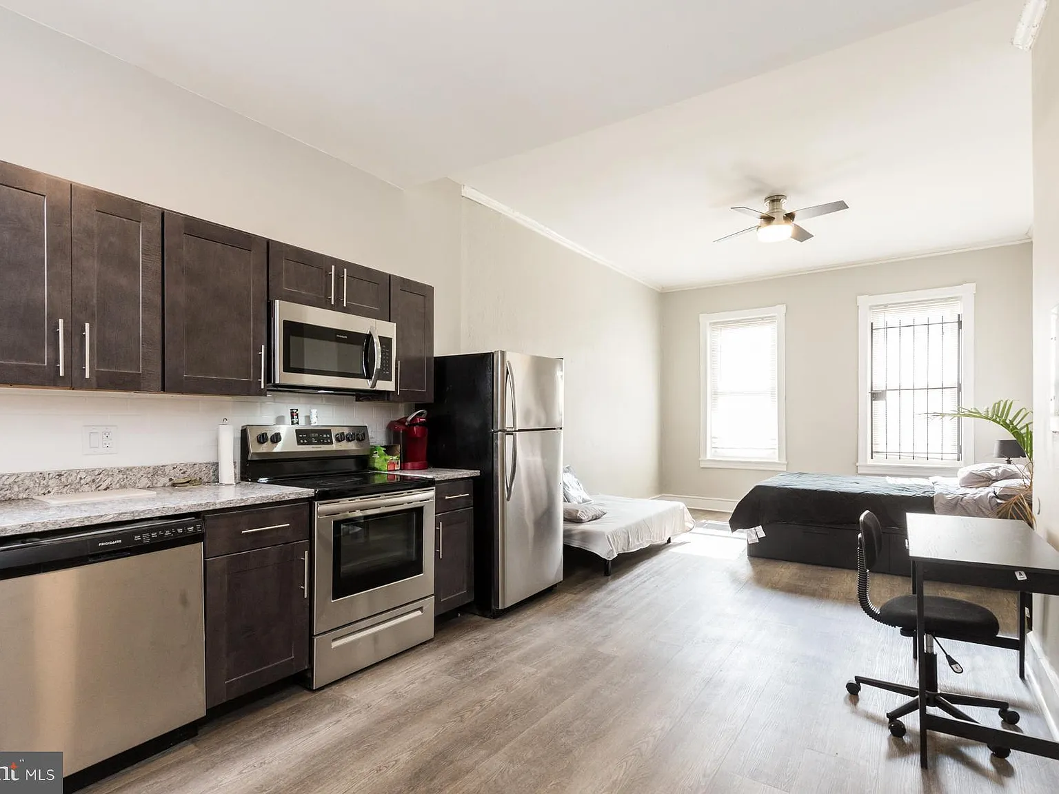 Studio, $995 — Photo 1