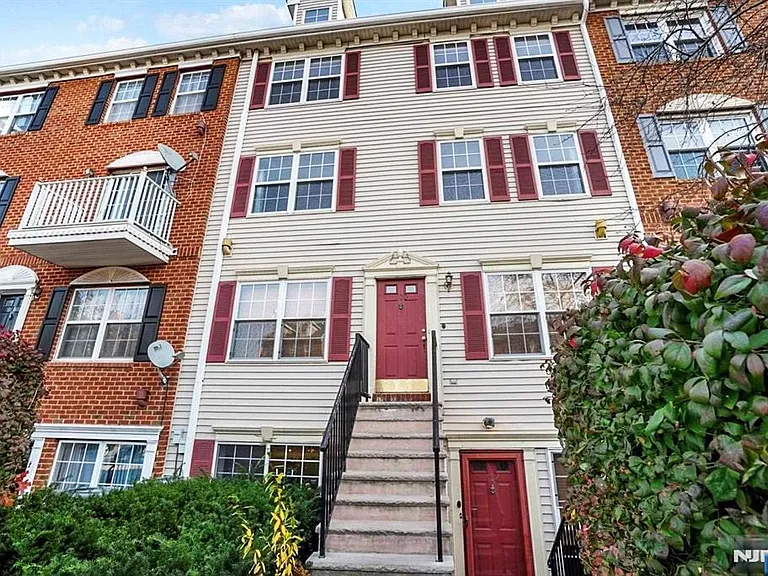 100 Callahan Ct — Photo 6