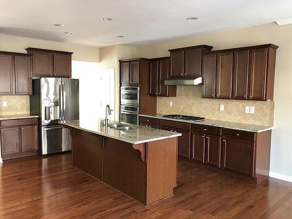 Main floor- Large kitchen, granite countertops, Stainless steel appliances, lots of storage