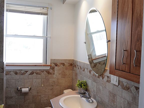 2nd image of 15 Hazard St Floor 1