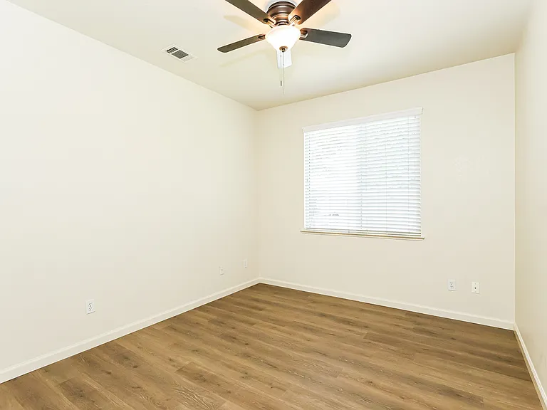936 Heartland Dr — Photo 7