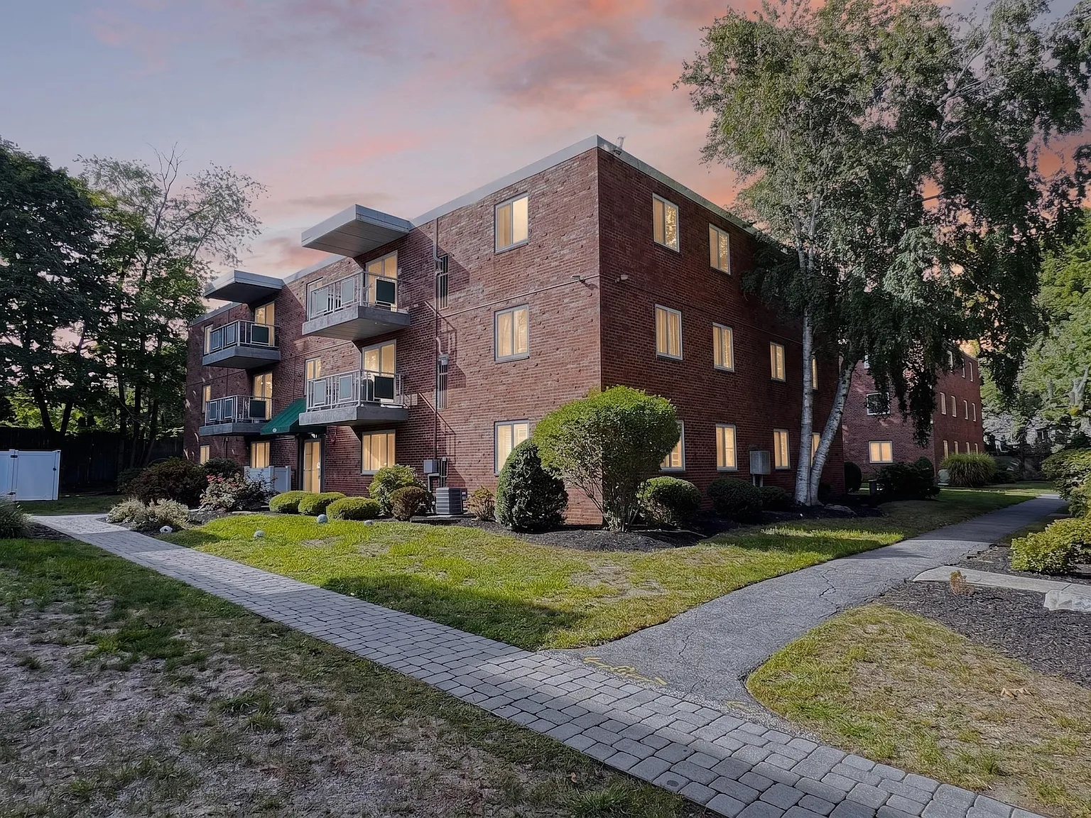2 bed, 1.0 bath, 733 sqft, $2,450 — Photo 1