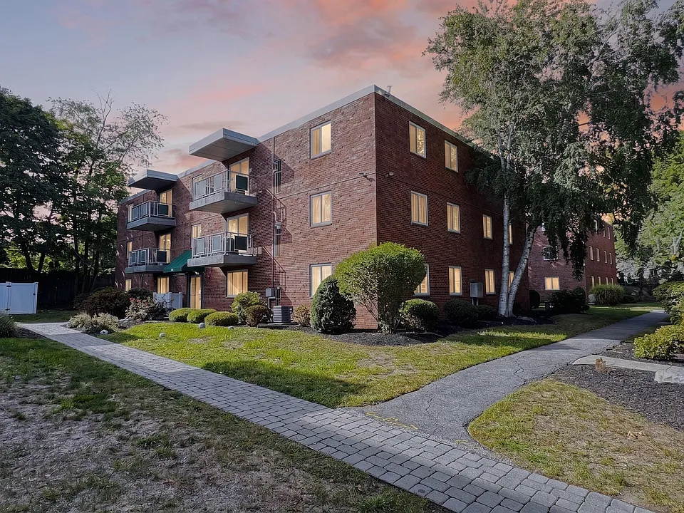 300 Commercial St #23