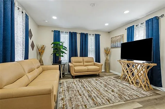 2416 Dante St — Photo 2
