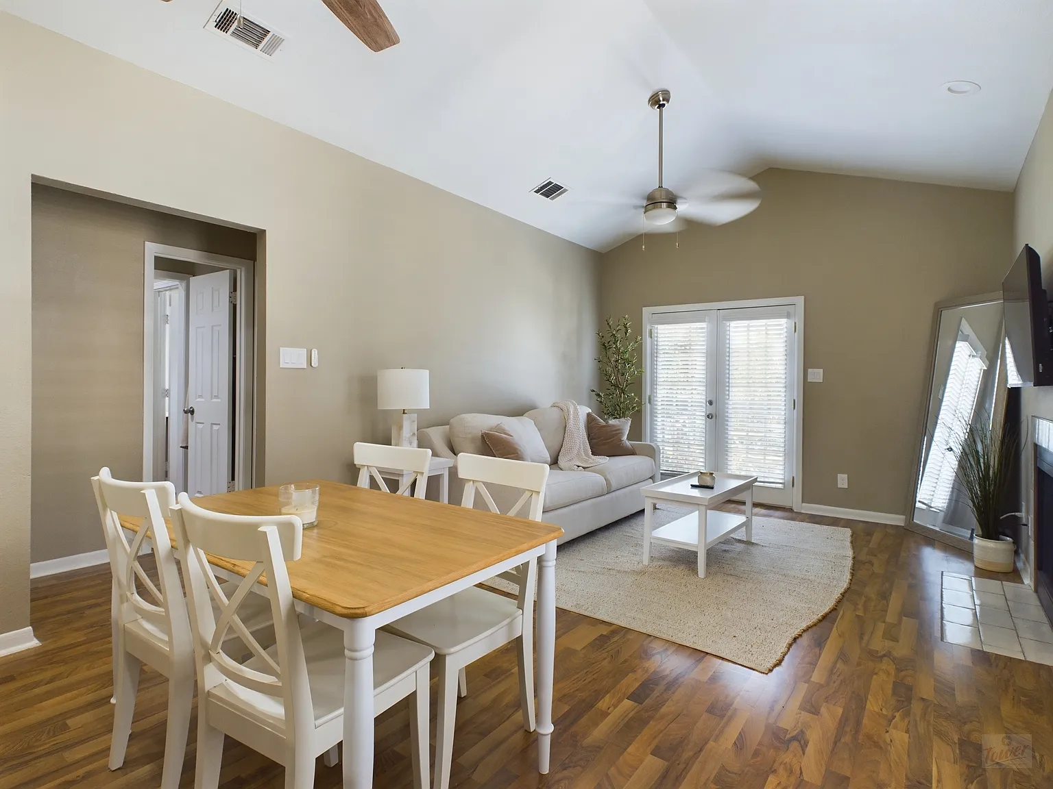 709 W 21st St Apt 304 — Photo 2