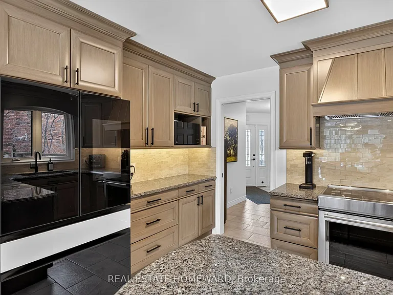 1530 Scollard Cres — Photo 12