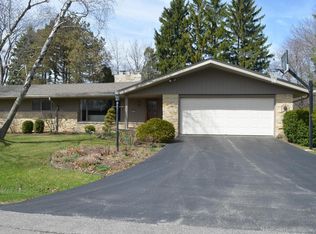 610 E Glencoe Pl, Bayside, WI 53217