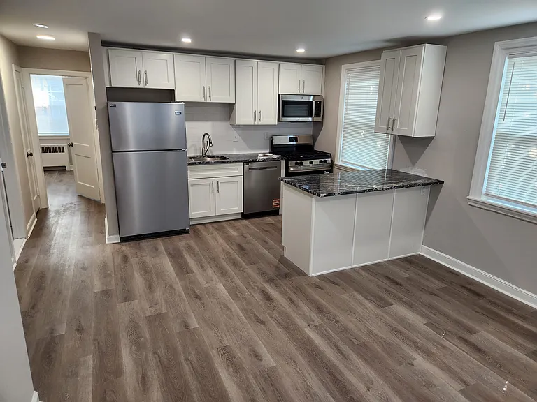 611 Glenview St #2 — Photo 1