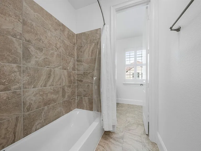 908 Amelia St — Photo 36