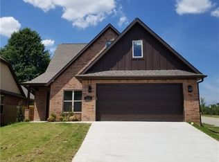 4229 N Harbor Isle, Fayetteville, AR 72703