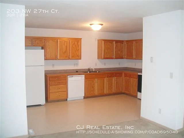 203 NW 27th Ct — Photo 5