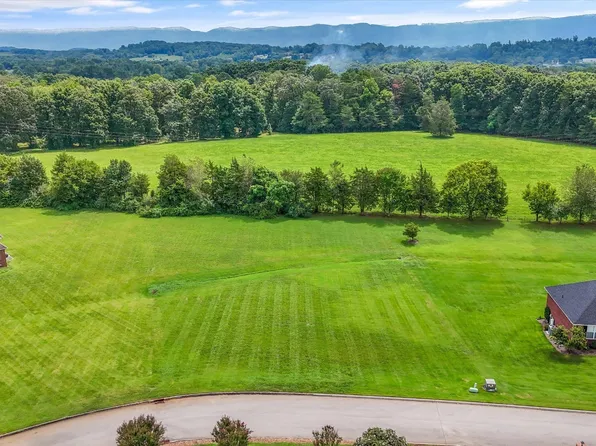 547 Carpenters View Dr, Maryville, TN 37801