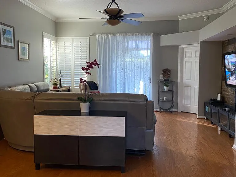 Living room area with entertainment nook