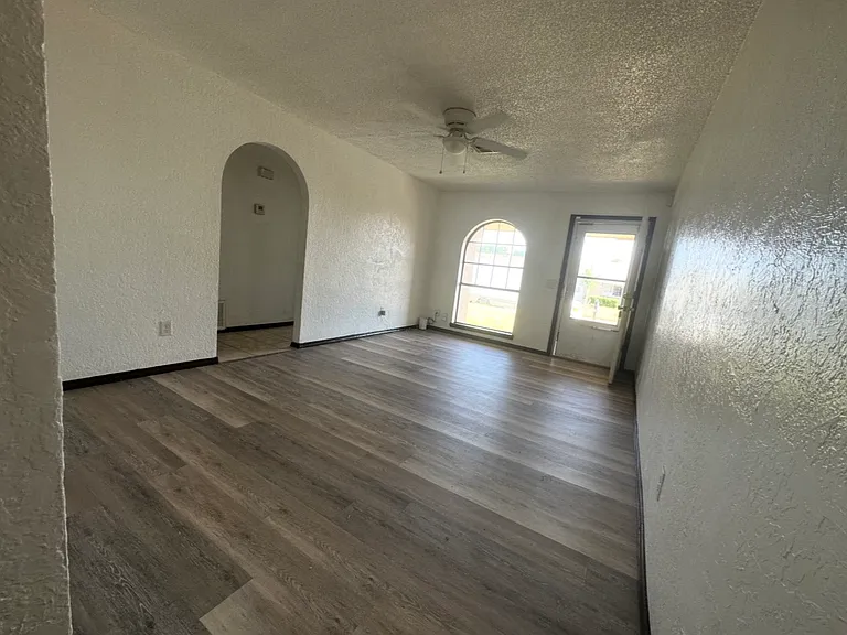 1017 NW 21st St — Photo 2