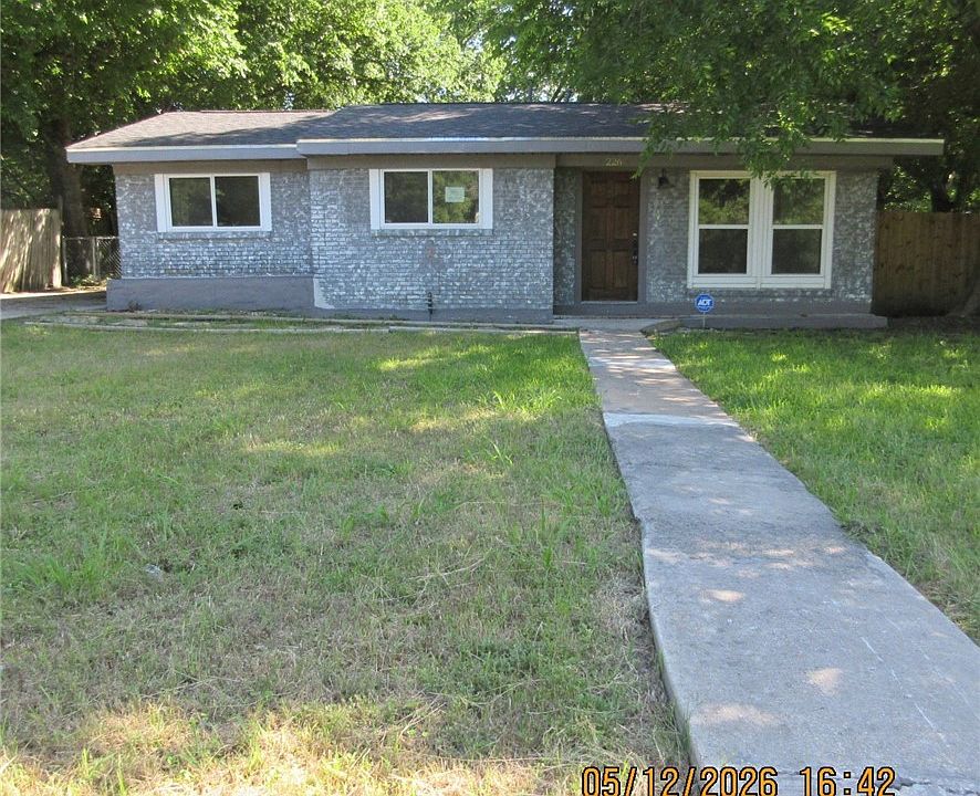 1st image of 226 W Robin Ln