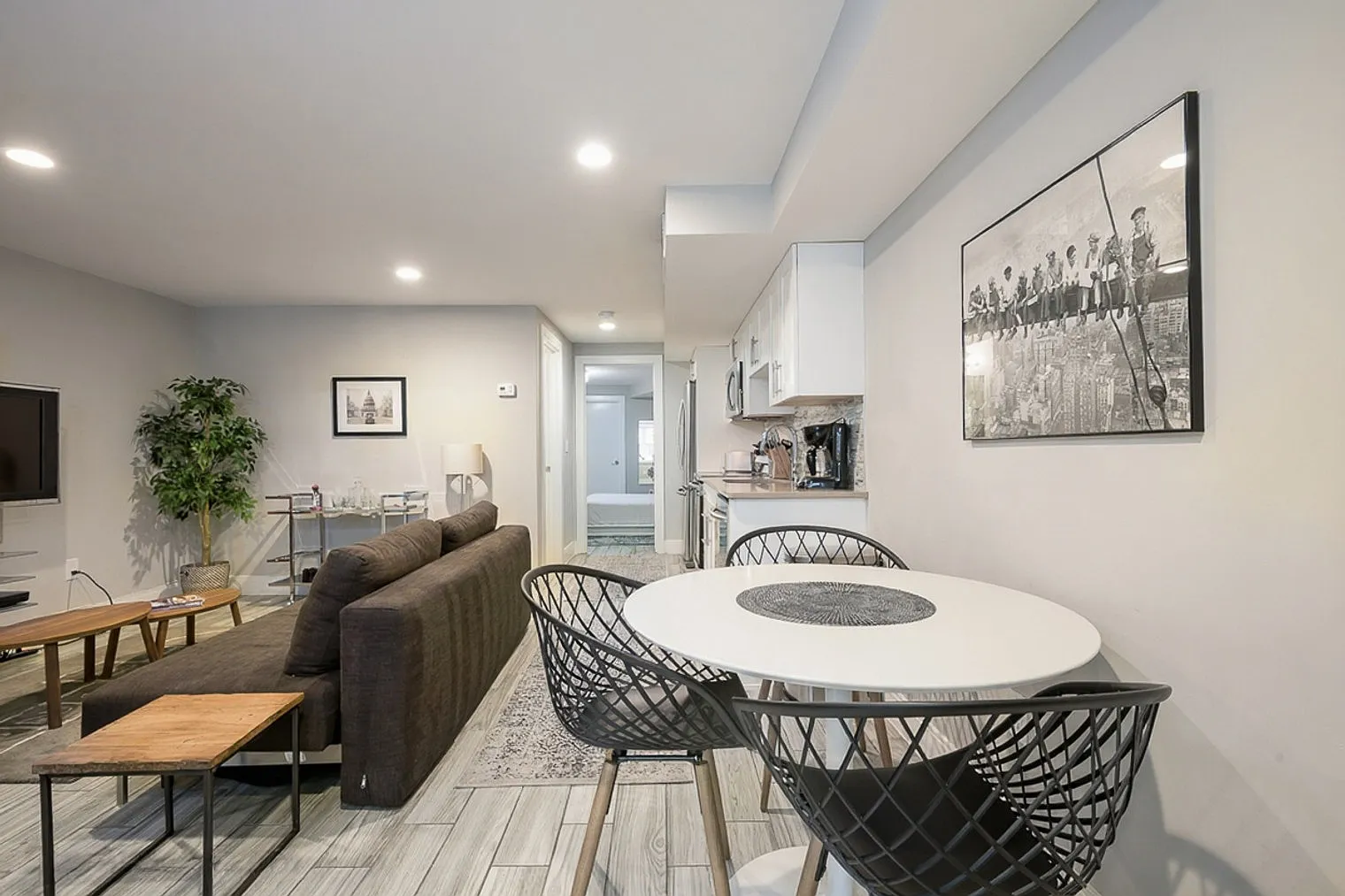 1 bed, 1.0 bath, 6458 sqft, $3,466 — Photo 4
